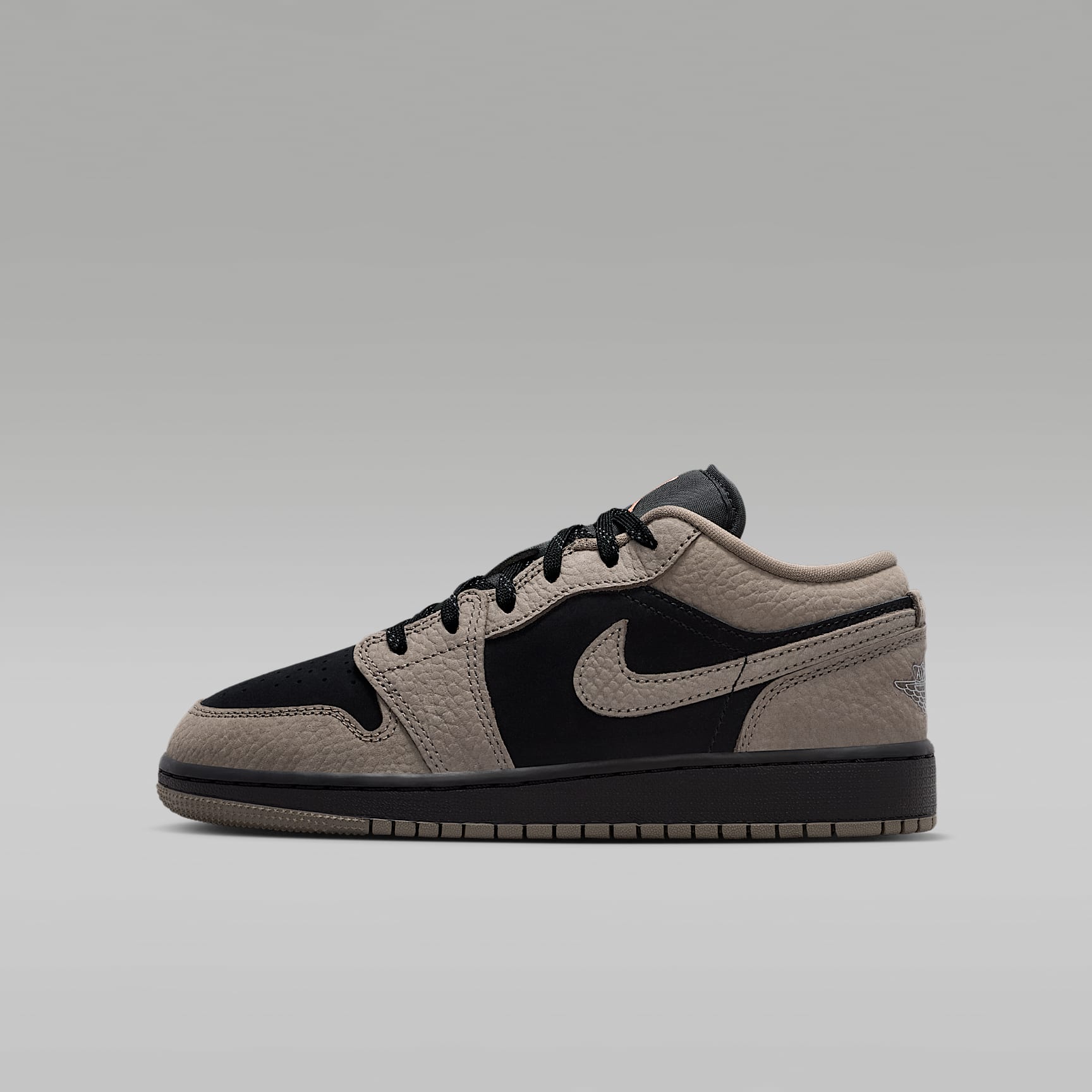 NIKE公式】エア ジョーダン 1 LOW SE ジュニアシューズ.オンライン NIKE公式】エア ジョーダン 1 LOW SE ジュニアシューズ.オンライン